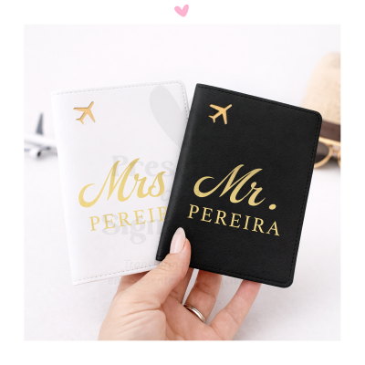 Capas para passaporte preta e branca com texto personalizável e ícone de avião dourado