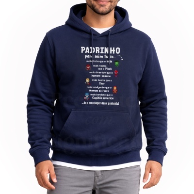 Casaco azul escuro com capuz e estampagem de super-heróis e texto em português
