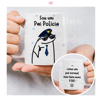 Caneca branca com desenho de urso policial e textos em português segurada por duas mãos.