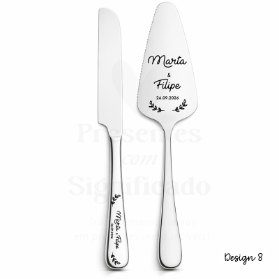 Faca e espátula de servir prateadas com gravação personalizada para casamento.