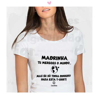 T-shirt branca com texto em preto dedicado à madrinha