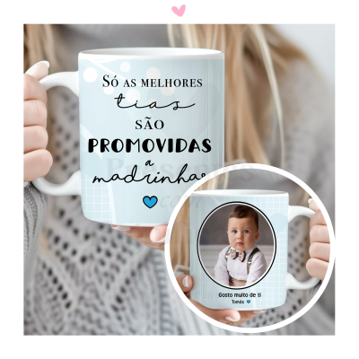 Caneca branca com texto e foto de criança em fundo azul claro