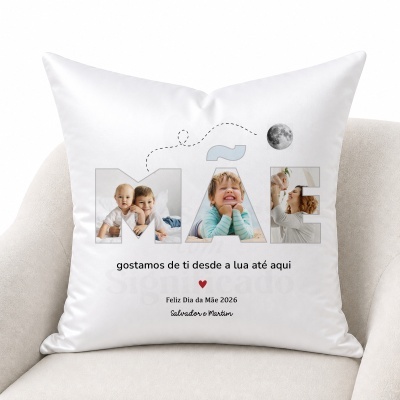 Almofada branca com design personalizado para Dia da Mãe com fotos e texto em português