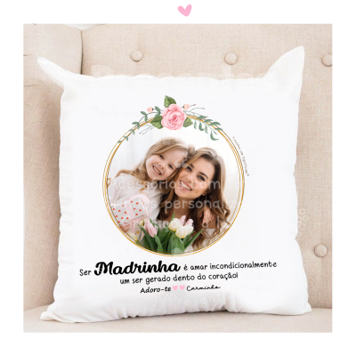 almofada branca com foto e mensagem personalizada para madrinha sentada num sofá bege