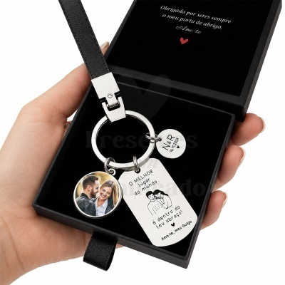 Chaveiro prateado com fotografia de casal e texto personalizado em caixa preta