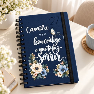 Caderno espiral azul com capa decorada e texto motivacional