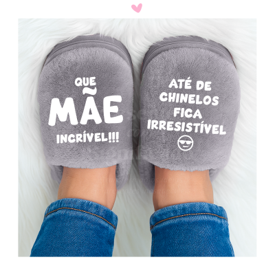 Chinelos cinzentos felpudos com texto em branco e calças de ganga