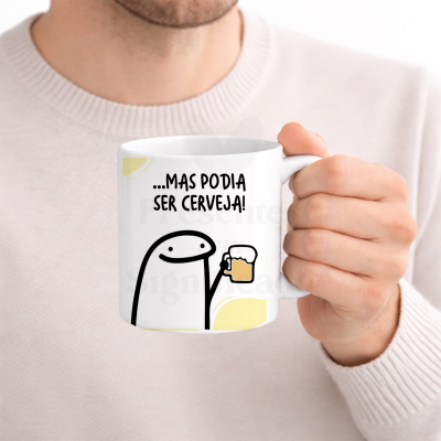 Caneca branca com desenho de personagem e texto humorístico em português.