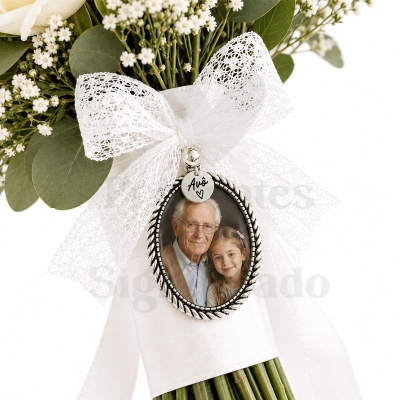 Raminho de flores brancas com medalha decorativa com foto e texto Avô