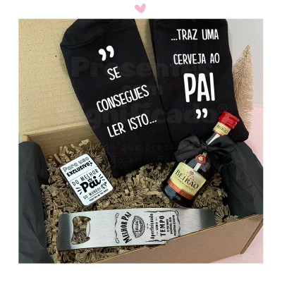 Caixa presente com meias pretas, mini garrafa de licor, abridor metálico e placa com textos para o pai