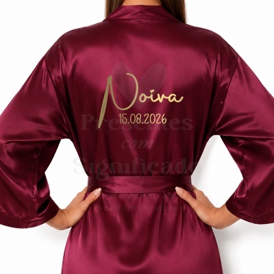 Robe bordô de cetim com texto dourado Noiva 15.08.2026 nas costas