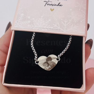 Colar com pendente coração e foto gravada na caixa rosa com tampa decorada