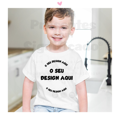 Camiseta branca para criança com texto O SEU DESIGN AQUI, criança sorridente em cozinha moderna