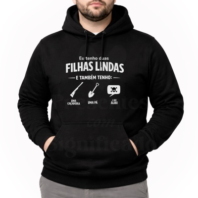 Camisola preta com texto branco e ícones, usada por homem com mãos nos bolsos.