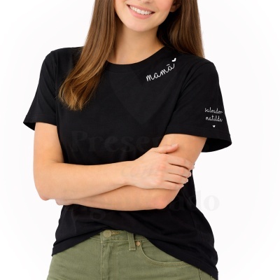 T-shirt preta com texto branco mamã e salvador matilda, usada por mulher com calças verdes.