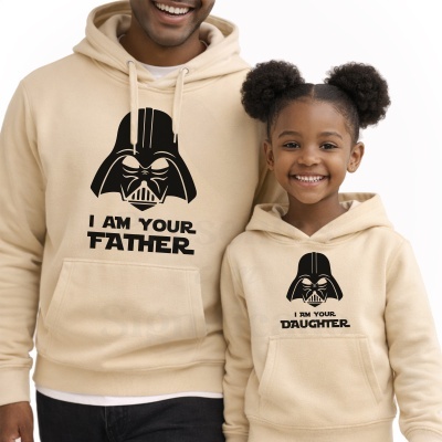 Homem e menina sorridentes com sweatshirts bege com máscara de Darth Vader e texto em inglês