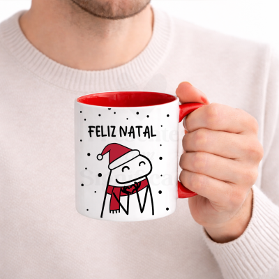Caneca branca com interior e pega vermelhos e desenho natalício com texto FELIZ NATAL