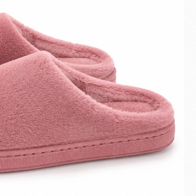 Chinelos cor-de-rosa peludos com sola emborrachada