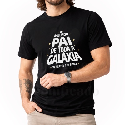 T-shirt preta com texto O MELHOR PAI DE TODA A GALAXIA DO MARTIM E DA BIANCA usada por homem
