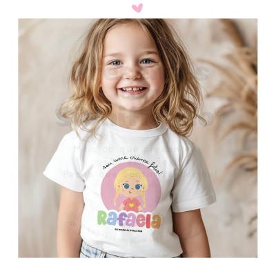 Camisola branca com estampa colorida e criança sorridente