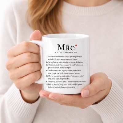 Caneca branca com texto em português sobre mães, segurada por mãos femininas