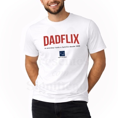 Homem a usar t-shirt branca com texto DADFLIX na frente