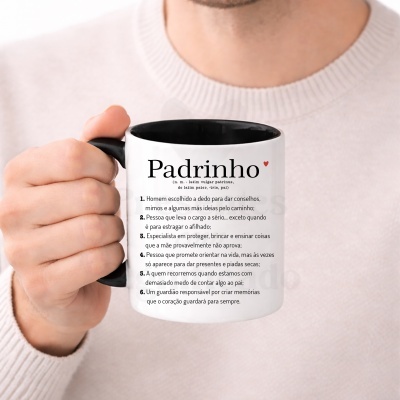Caneca branca com texto Padrinho em português, interior e alça pretos, segurada por uma pessoa