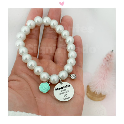 Pulseira de pérolas com pendentes e medalha com texto sobre dela Madrinha