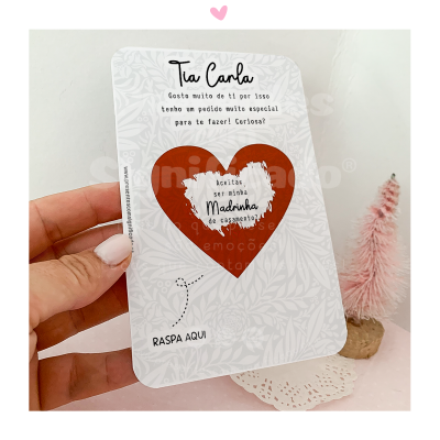 Cartão branco com padrão de folhas e coração vermelho para raspar com texto para madrinha de casamento