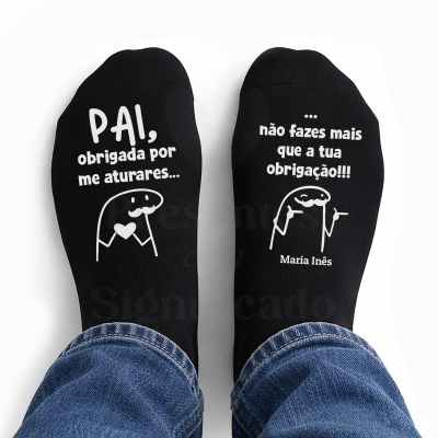 Meias pretas com texto branco para pai, usadas por pessoa com jeans