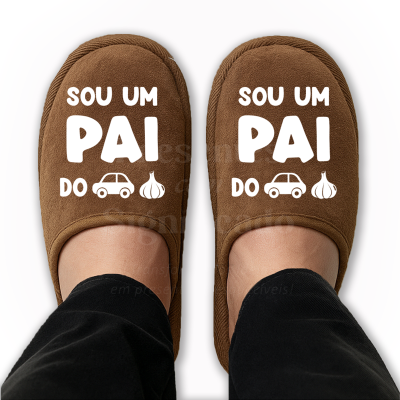 Chinelos castanhos com texto branco e ícones em fundo branco