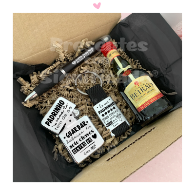 Conjunto de presente com licor, caneta, chaveiro e placas com texto em caixa de cartão