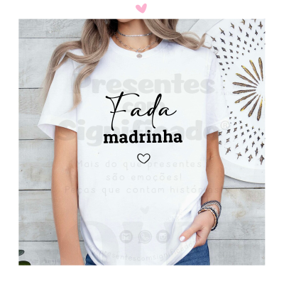 T-shirt branca com texto 'Fada madrinha' em preto e coração, usada por pessoa com colares.
