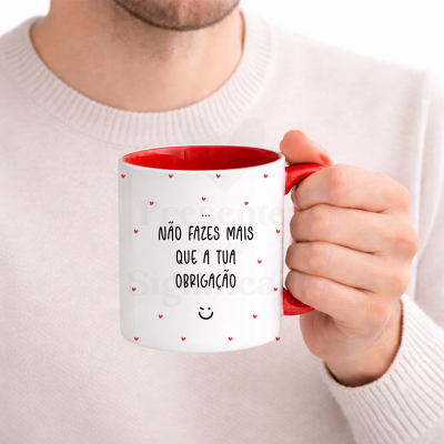 Caneca branca com interior e pega vermelhos com texto em português e corações vermelhos