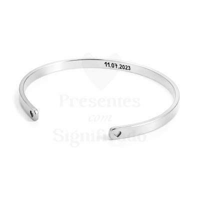 Pulseira bracelete prateada com coração e data gravada