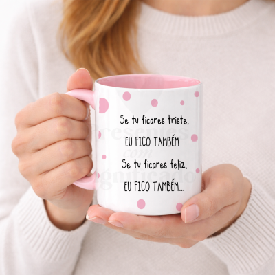 Caneca branca com interior e pega rosa e texto em português