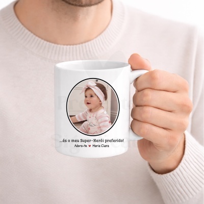 Caneca branca com foto de bebé e texto personalizado em português