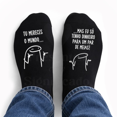 Meias pretas com texto engraçado em branco e desenhos minimalistas de personagens.