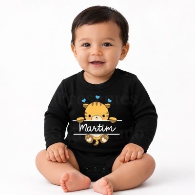 Bebé com body preto com desenho de tigre e nome Martim