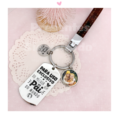 Porta-chaves com pendente branco e fotografia, sobre fundo rosa e renda branca