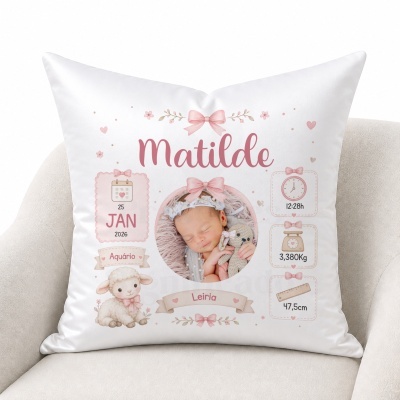 Almofada branca personalizada para bebé com nome Matilde e informações de nascimento.