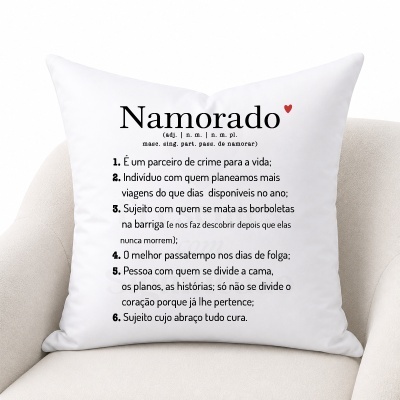 Almofada branca com texto em português sobre Namorado e pequeno coração vermelho, numa cadeira bege