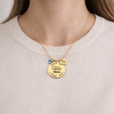 Colar dourado com pendentes redondo, coração e pedra azul