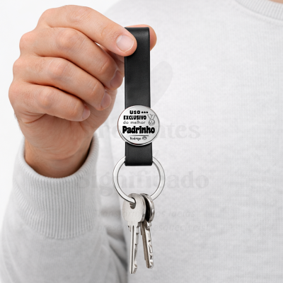 Porta-chaves com fita preta e chapa branca com texto Uso exclusivo do melhor Padrinho Rodrigo