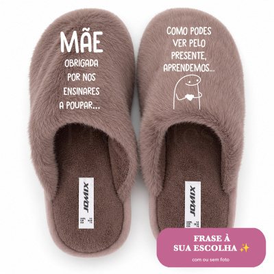Chinelos castanhos peludos com frases em branco para mãe