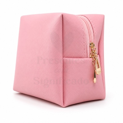 Estojo cor-de-rosa com fecho dourado