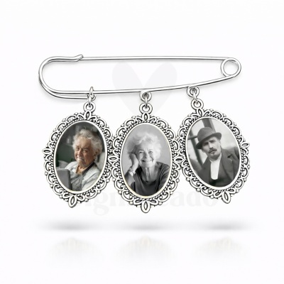 Alfinete de segurança prateado com três molduras ovais decorativas com fotografias