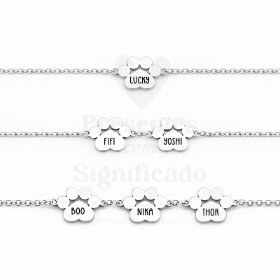 Pulseiras prateadas com pendentes em forma de pata de cão com nomes gravados