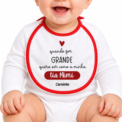 Bebé com babete branco com borda vermelha e texto em português.
