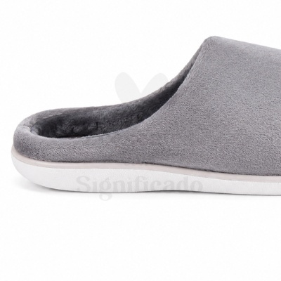 Chinelo cinzento felpudo com sola branca